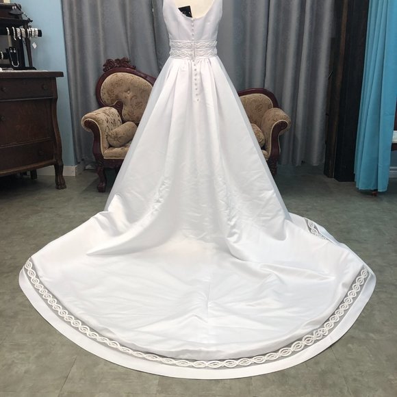 Sample Bridgerton Wedding Dress, Satin Aline ballgown, White Size 4, Reg $2599 - Picture 7 of 16